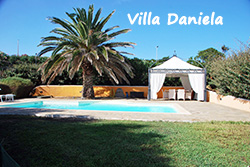 VILLA DANIELA: WONDERFUL  VILLA TO RENT, WITH PRIVATE GARDEN AND POOL AND WITH SEA VIEW AND PRIVATE PARKING. IT HAS 2 DOUBLE BEDROOMS, 2 BATHROOMS, DINING/LIVING ROOM, KITCHENETTE AND2 EQUIPPED VERANDAS. IT ACCOMODATES 4 PEOPLE.